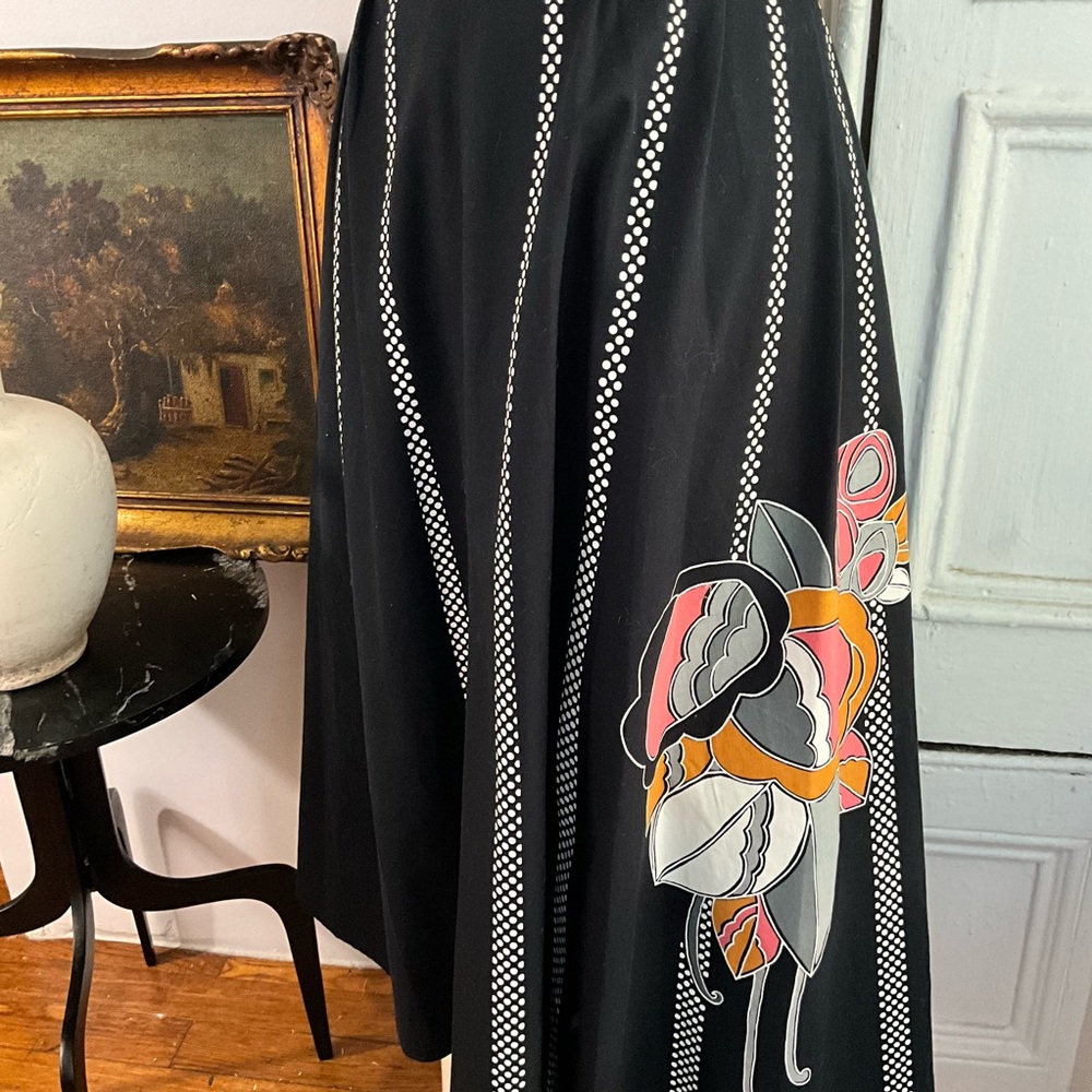 50s Black and white polka dot circle skirt with a large salmon graphic flowers - Picture 8 of 10